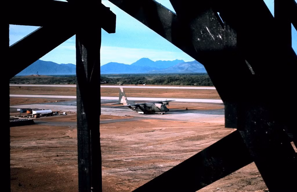 Máy bay vận tải Lockheed AC-130 trên đường băng, 1971. Ảnh tư liệu.