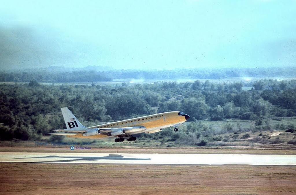 Một chiếc Boeing 707 cất cánh tại đường băng sân bay Phù Cát, 1971. Ảnh tư liệu.