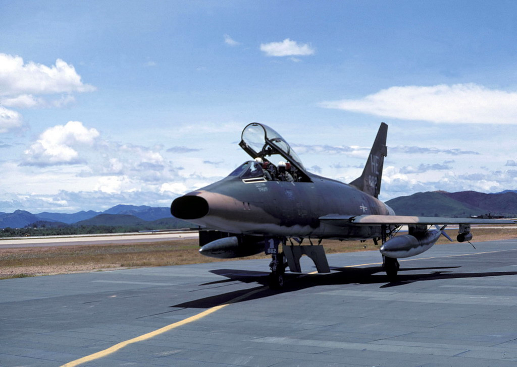 Máy bay tiêm kích phản lực F-100F Super Sabre của Mỹ trên đường băng sân bay Phù Cát, cuối thập niên 1960. Ảnh tư liệu.