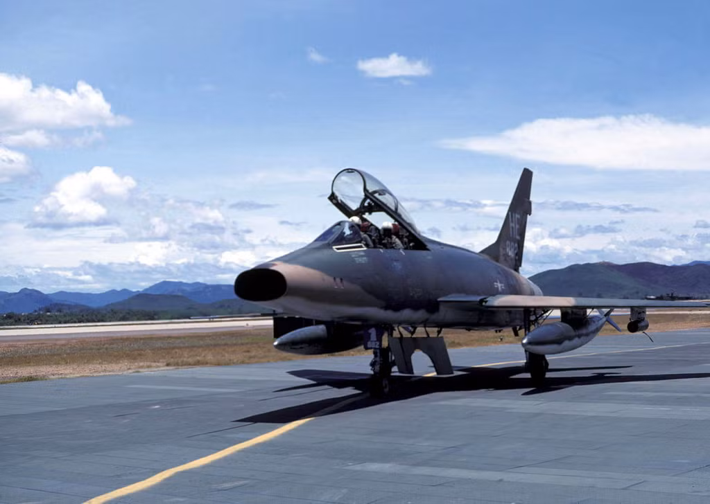 Máy bay tiêm kích phản lực F-100F Super Sabre của Mỹ trên đường băng sân bay Phù Cát, cuối thập niên 1960. Ảnh tư liệu.