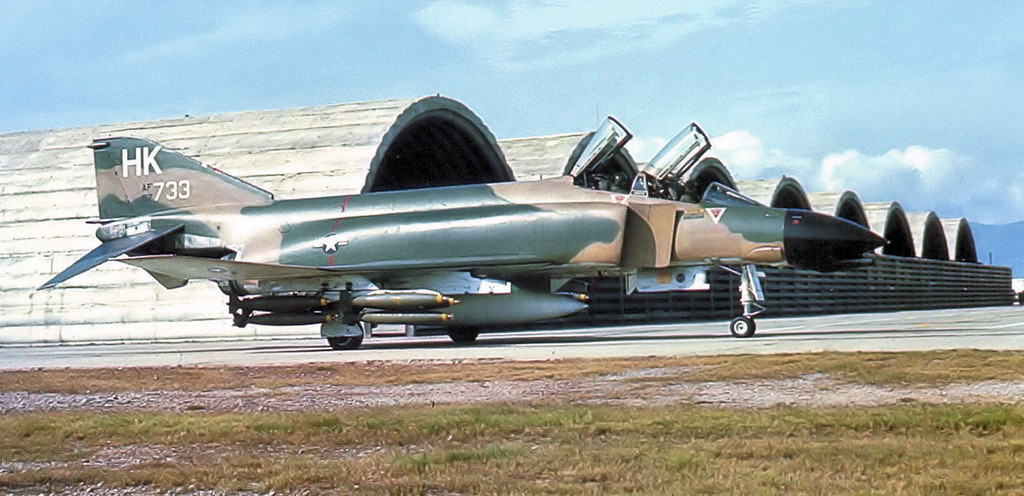 Một chiếc tiêm kích - bom F-4 Phantom II của Phi đội tiêm kích chiến thuật 480 tại sân bay Phù Cát, 1969. Ảnh tư liệu.