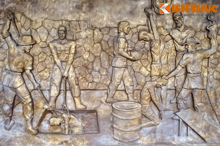 Ban đầu, phạm nhân bị nhốt ở khoảng sân quây kín bằng tấm tôn và gỗ. Khi không còn chỗ, họ bị đưa xuống căn hầm nằm dưới chân cầu thang. Khi hầm quá chật, một số người bị kéo ra bằng thòng lọng và bị trói lại, sắp thành hàng để một kẻ trùm bao bố nhìn mặt.