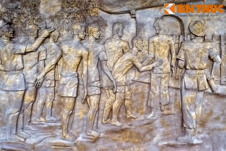 Những người bị bắt đều phải qua thẩm vấn của tên quan hai Pirolet. Họ sẽ bị coi là các chính trị phạm nếu không hợp tác và bị các sĩ quan dưới quyền Pirolet dùng cực hình trấn áp hết sức dã man.