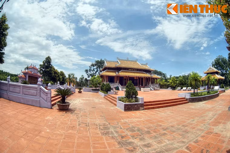 Xung quanh đền được trồng nhiều cây xanh, tạo nên một không gian trang nghiêm nhưng thoáng đãng.