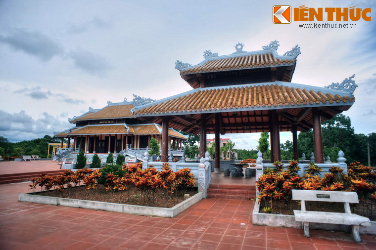 Bên trái khuôn viên có nhà chờ khá rộng, được xây theo lối cổ lầu, là nơi nghĩa chân cho những khách hành hương đến viếng đền.