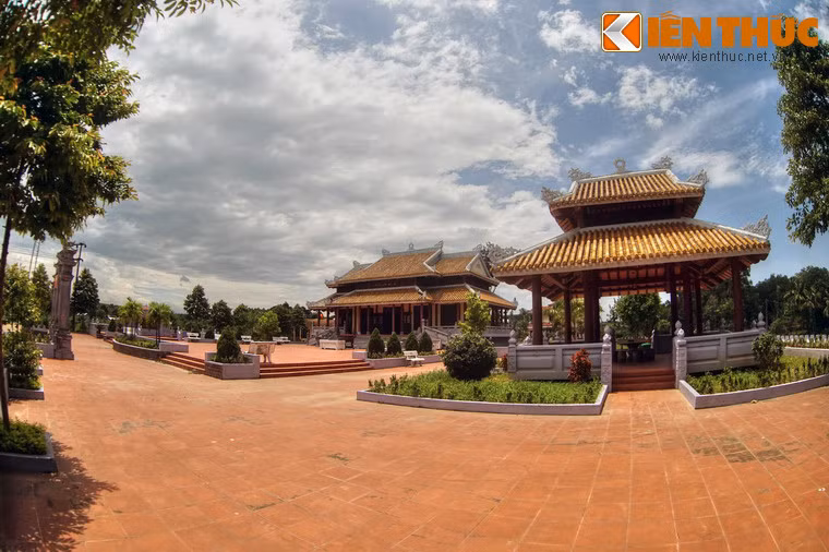 Đền được khởi công ngày 25/7/2011, nhân dịp kỷ niệm 64 năm ngày Thương binh Liệt sĩ, và khánh thành đúng một năm sau đó, vào ngày 25/7/2012.