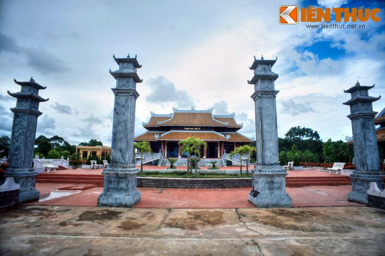 Ngôi đền toạ lạc trên diện tích 3080m2, gồm nhiều hạng mục được xây dựng khang trang, bắt đầu là cổng vào, gồm bốn trụ biểu bằng đá nguyên khối.