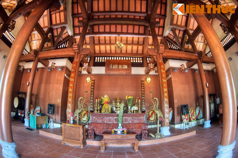 Giữa đền là bàn thờ các liệt sĩ Trường Sơn. Phía trên bàn thờ có dòng chữ "Tổ quốc ghi công" được khắc ghi trang trọng. Hai bên có các câu đối bằng chứ quốc ngữ ca ngợi đức hi sinh vì Tổ quốc của các liệt sĩ.