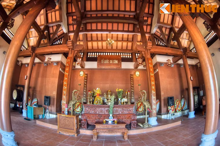 Giữa đền là bàn thờ các liệt sĩ Trường Sơn. Phía trên bàn thờ có dòng chữ "Tổ quốc ghi công" được khắc ghi trang trọng. Hai bên có các câu đối bằng chứ quốc ngữ ca ngợi đức hi sinh vì Tổ quốc của các liệt sĩ.