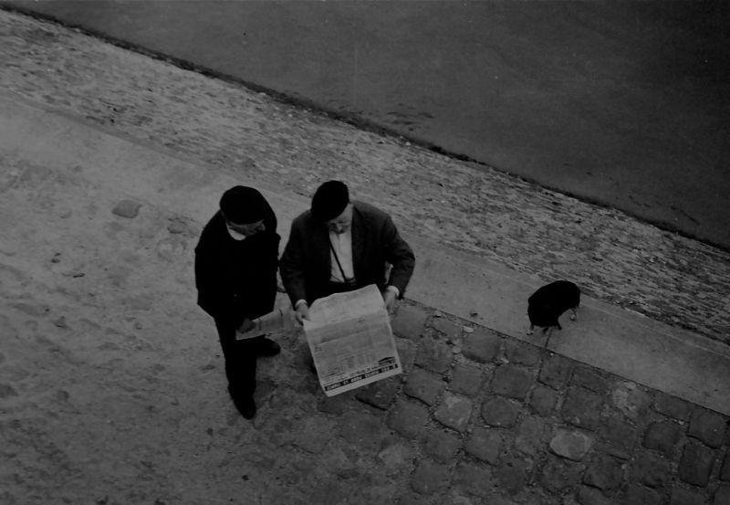 Hai người đàn ông và chú chó vào một buổi sáng trên đảo Saint-Louis. Ảnh: JAYL38 Flickr.