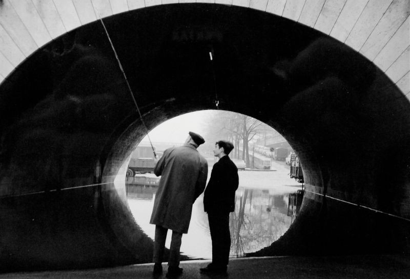 Hai người đàn ông thảo luận về việc câu cá. Ảnh: JAYL38 Flickr.