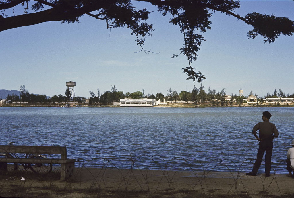 Bên bờ sông Hàn. Tòa nhà nổi màu trắng bên kia sông là Hội Quán Bạch Phượng. Ảnh: Bruce Tester.