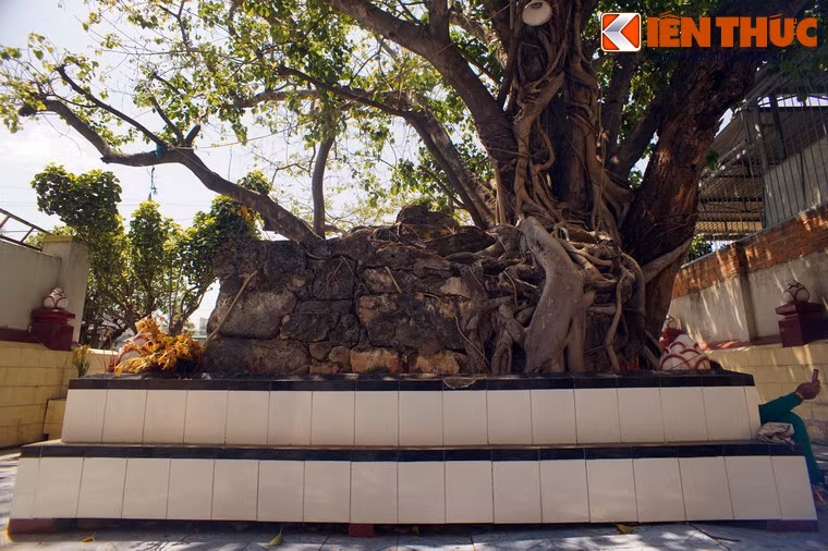 Cho đến nay, xung quanh ngôi mộ Tướng Quân vẫn tồn tại nhiều giai thoại đầy màu sắc kỳ bí.