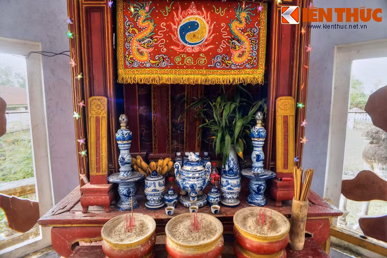 Sau văn bia là bàn thờ bằng gỗ sơn son thiếp vàng.