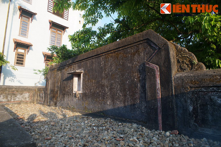 Bình phong sau mộ.