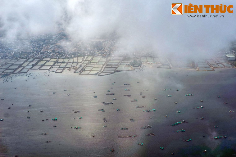 Các lồng bè nuôi trồng thủy sản dàn trải trên mặt vịnh Cam Ranh.