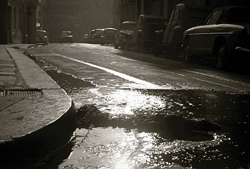 Một con đường ở Paris buổi sáng sớm. Ảnh: JAYL38 Flickr.