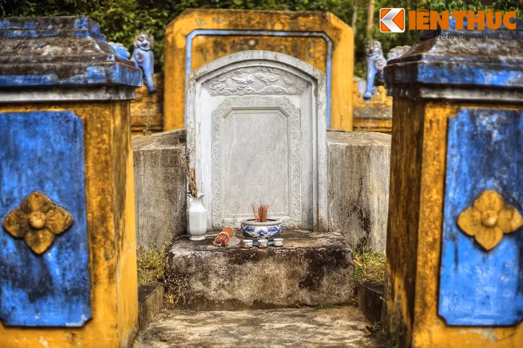 Ngược dòng lịch sử, Đào Tấn (1845 – 1907), tự là Chỉ Thúc, hiệu là Tô Giang và Mộng Mai, biệt hiệu là Tiểu Linh Phong Mai Tăng hoặc Mai Tăng. Ông là vị quan thanh liêm thời nhà Nguyễn, đã từng giữ chức vụ Tổng đốc An – Tĩnh (Nghệ An – Hà Tĩnh), Công Bộ Thượng thư.