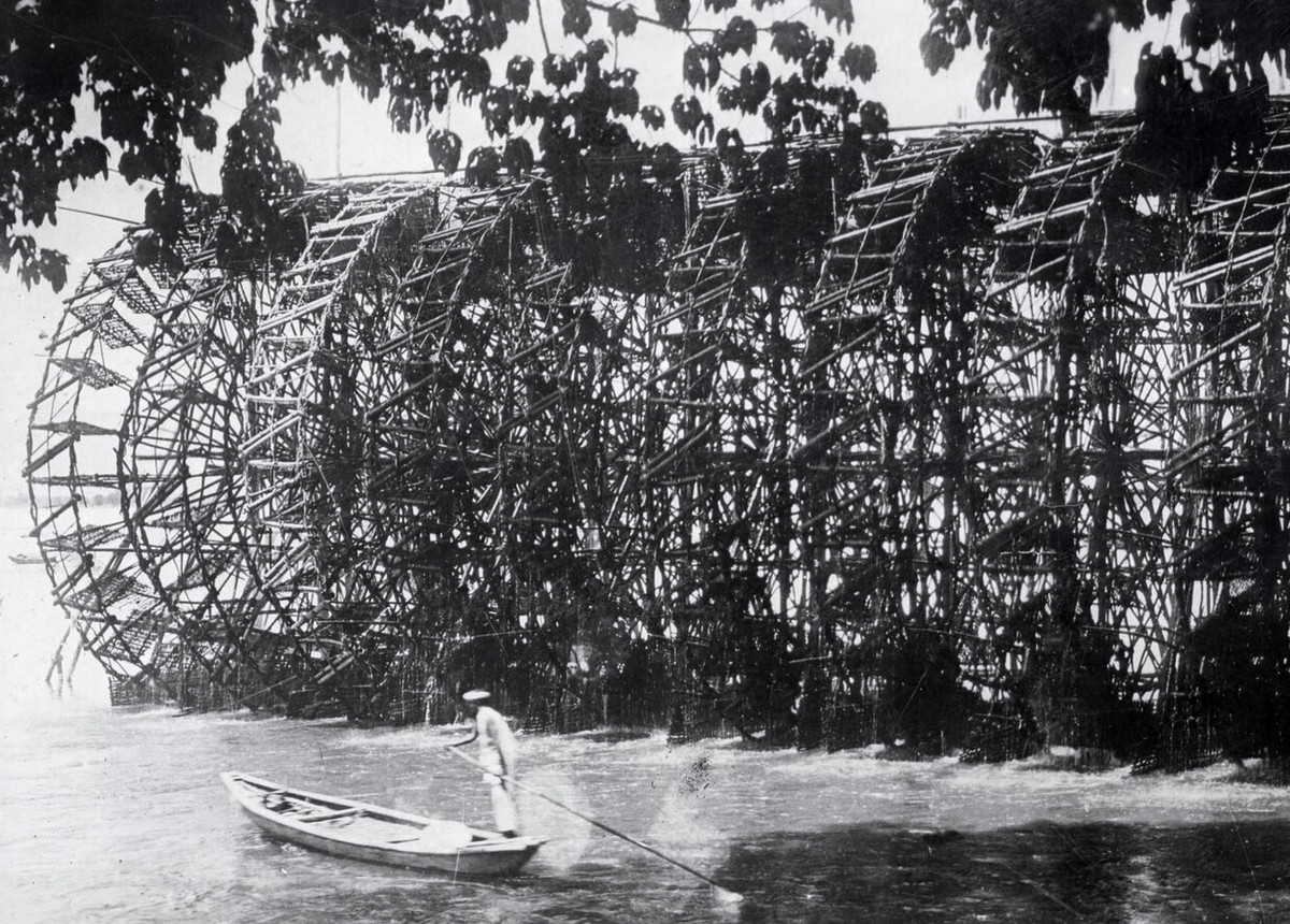 Tổ hợp guồng xe nước, thường gọi là bờ xe nước trên sông Trà Khúc, Quảng Ngãi.