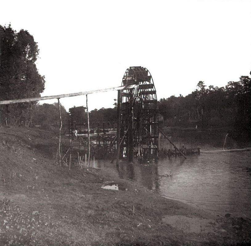 Một bức ảnh guồng xe nước ở Việt Nam xưa được thực hiện tại một địa phương chưa xác định.