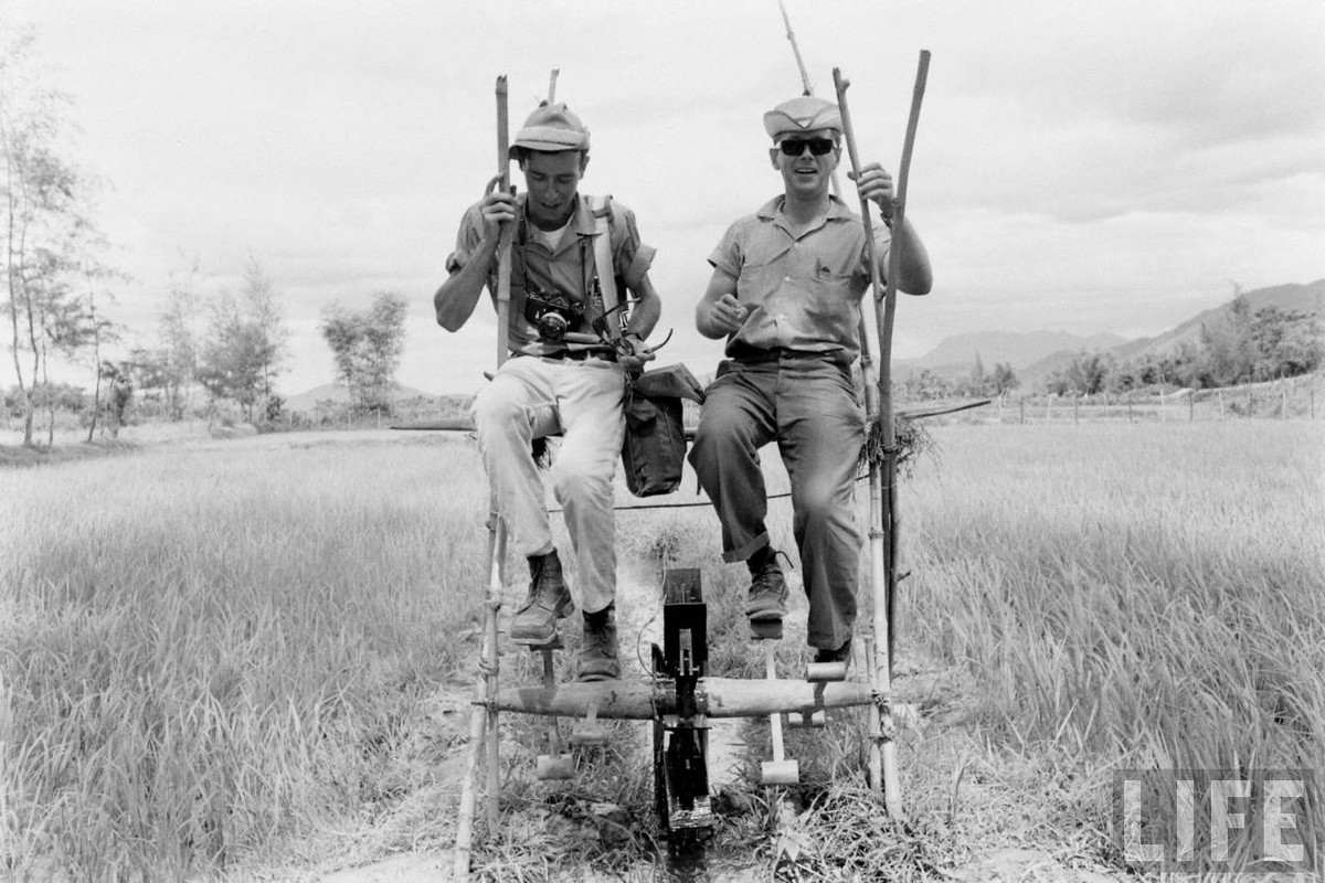Hai phóng viên quốc tế đạp guồng nước ở Lộc Điền, Thừa Thiên - Huế năm 1965.