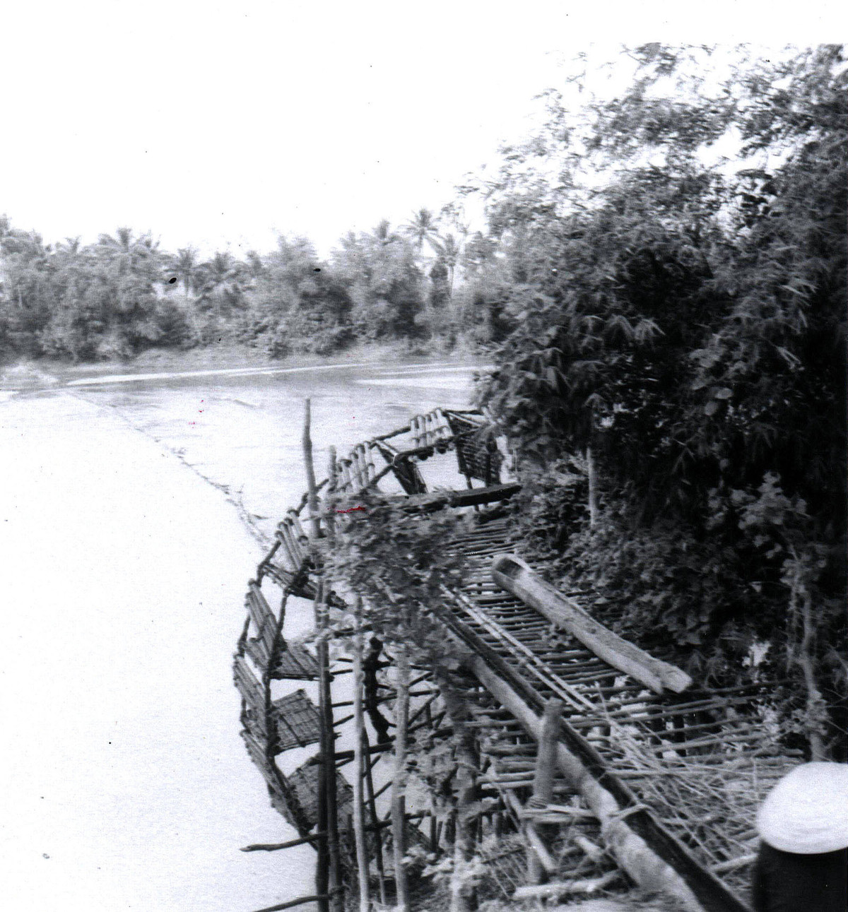 Một guồng xe nước ở Quảng Ngãi xưa. Đây là một hệ thống tận dụng dòng chảy của nước để đưa nước lên cao bằng ống tre và dẫn nước vào đồng ruộng bằng máng tre.