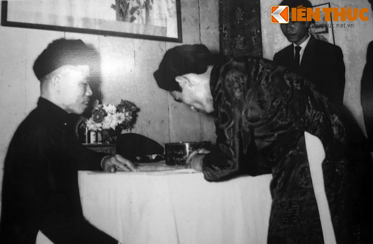 Chú rể Trần Đình Giai ký vào hôn thú trong ngày cưới.