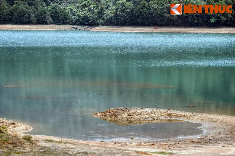 Diện tích mặt hồ hơn 100.000 mét vuông với dung tích 800.000 mét khối nước tự nhiên trong sạch.