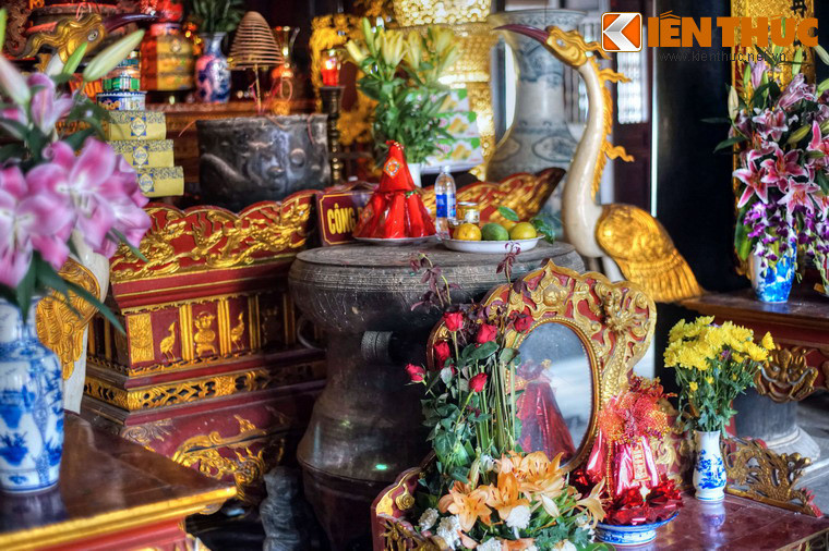 Một chiếc trống đống được bày trang trọng ở tòa trung đường.