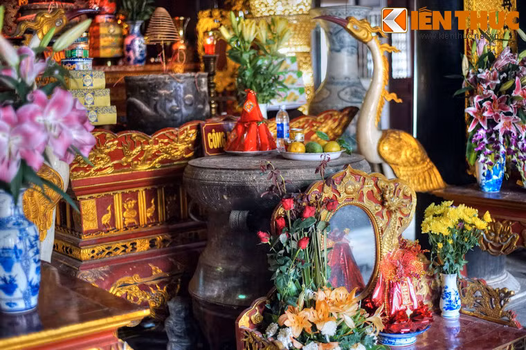 Một chiếc trống đống được bày trang trọng ở tòa trung đường.