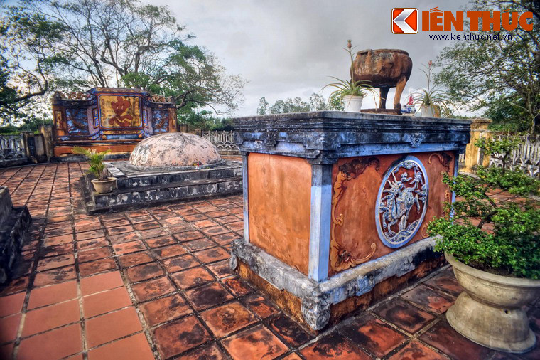 Đầu khu mộ có một hương án lớn.