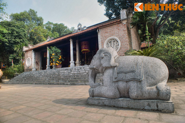 Trước tòa tiền đường có hai tượng voi chầu bằng đá nguyên khối.