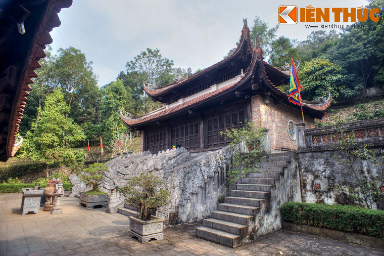 Sau tòa trung đường là hậu cung, một kiến trúc ba gian, hai tầng mái cong, với bốn vì kèo kiểu "giá chiêng chồng rường, kẻ bẩy", bốn hàng chân cột. Đây là công trình nằm ở vị trí cao nhất của đền thờ Bà Triệu.