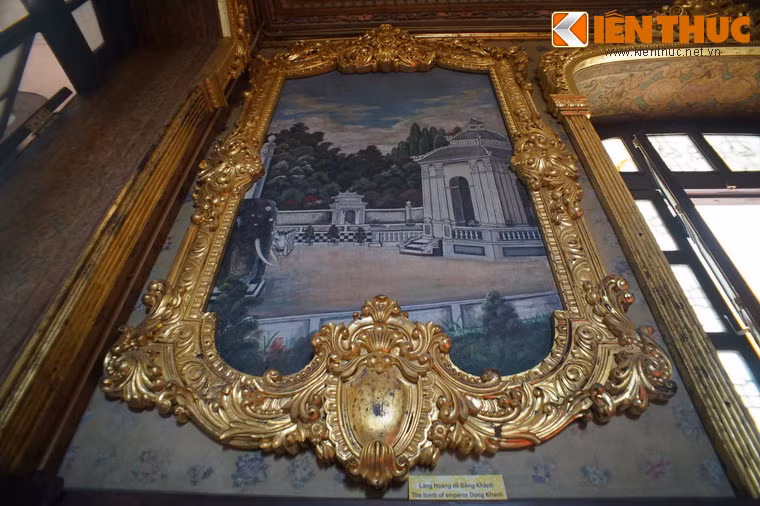 Riêng lăng Đồng Khánh có hai bức, nằm hai bên cửa ra vào sảnh chính. Hai bức này có kích cỡ nhỏ hơn bốn bức trước. Một bức vẽ lại khung cảnh nhìn từ nhà bia của lăng.