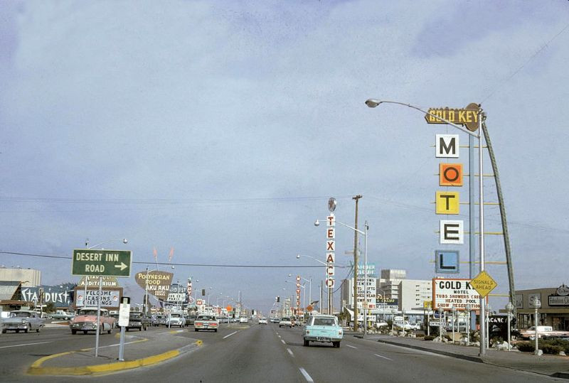 Đại lộ Las Vegas, tháng 12/1963. Ảnh: Vintag.