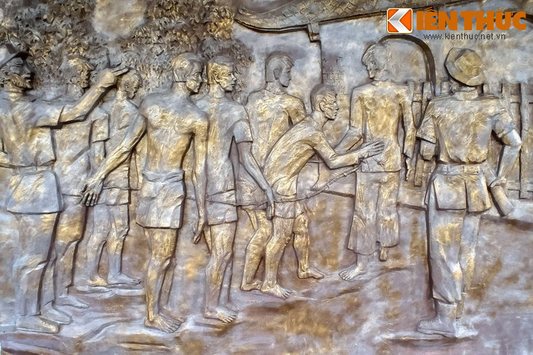 Những người bị bắt đều phải qua thẩm vấn của tên quan hai Pirolet. Họ sẽ bị coi là các chính trị phạm nếu không hợp tác và bị các sĩ quan dưới quyền Pirolet dùng cực hình trấn áp hết sức dã man.