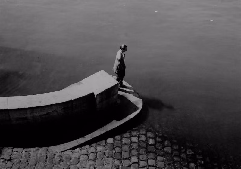 Người đàn ông bên bến tàu. Ảnh: JAYL38 Flickr.