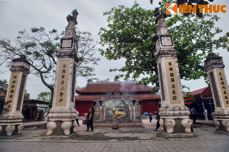 Theo các nguồn tư liệu, đền được xây dựng năm 1634, từ thời hậu Lê. Sau này trải qua thời gian và chiến tranh, ngôi đền đã trở thành phế tích. Đến năm 1995, đền mới được tôn tạo lại như ngày nay.