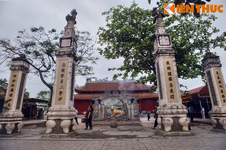 Theo các nguồn tư liệu, đền được xây dựng năm 1634, từ thời hậu Lê. Sau này trải qua thời gian và chiến tranh, ngôi đền đã trở thành phế tích. Đến năm 1995, đền mới được tôn tạo lại như ngày nay.