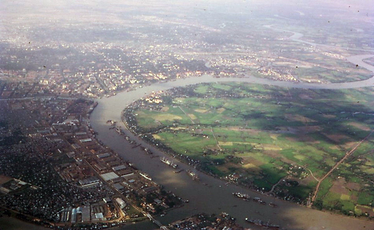 Khu vực cảng Sài Gòn và bán đảo Thủ Thiêm nhìn từ máy bay, miền Nam năm 1967. Ảnh: Rod O' Dell.