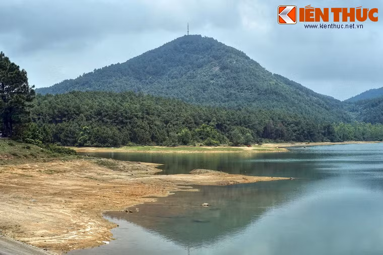 ...Trong đó nổi bật là núi Thiên Tượng, một ngọn núi thiêng nổi tiếng của đất Hồng Lĩnh.