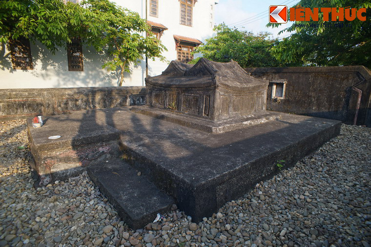 Năm 1815, cụ Phan Tiến Cẩn cáo ốm xin về hưu, được vào chầu hầu, rồi mất ngày 9/6/1816. Hiện cụ được thờ trong đình làng Đốc Sơ và đền thờ của họ Phan tại đường Trần Quý Khoáng, phường An Hòa, thành phố Huế.