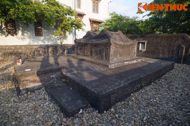 Năm 1815, cụ Phan Tiến Cẩn cáo ốm xin về hưu, được vào chầu hầu, rồi mất ngày 9/6/1816. Hiện cụ được thờ trong đình làng Đốc Sơ và đền thờ của họ Phan tại đường Trần Quý Khoáng, phường An Hòa, thành phố Huế.