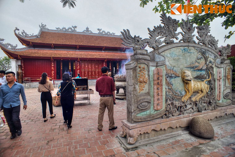 Theo lời kể ở vùng Hà Tĩnh thì Ông Hoàng Mười chính là Lê Khôi, vị tướng tài, cháu ruột và là người theo Lê Lợi chinh chiến trong mười năm kháng chiến chống quân Minh.