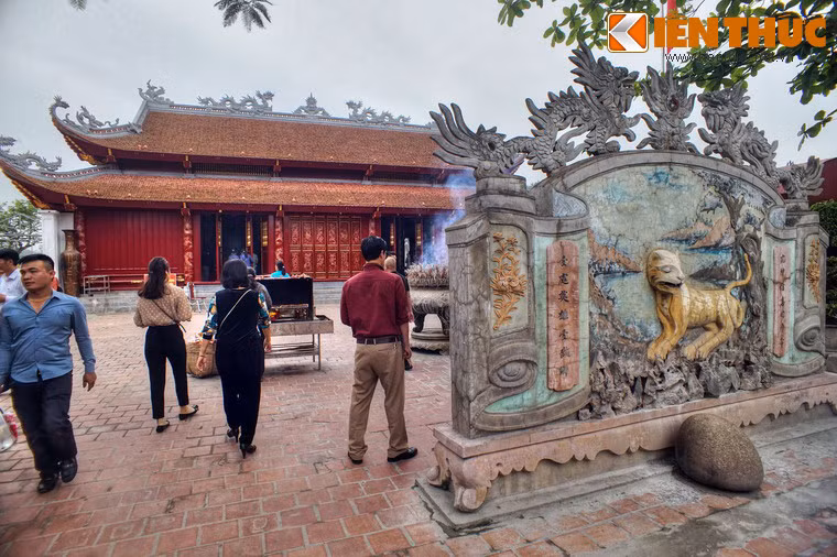 Theo lời kể ở vùng Hà Tĩnh thì Ông Hoàng Mười chính là Lê Khôi, vị tướng tài, cháu ruột và là người theo Lê Lợi chinh chiến trong mười năm kháng chiến chống quân Minh.