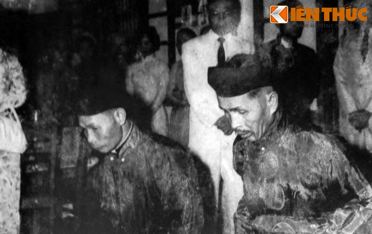 Đại diện hai gia đình lạy gia tiên tại nhà trai, đám cưới ông Phan Xuân Sanh và bà Mai Thị Trà, 1/6 năm Tân Sửu 1961, nay ở phường Trường An, TP Huế.