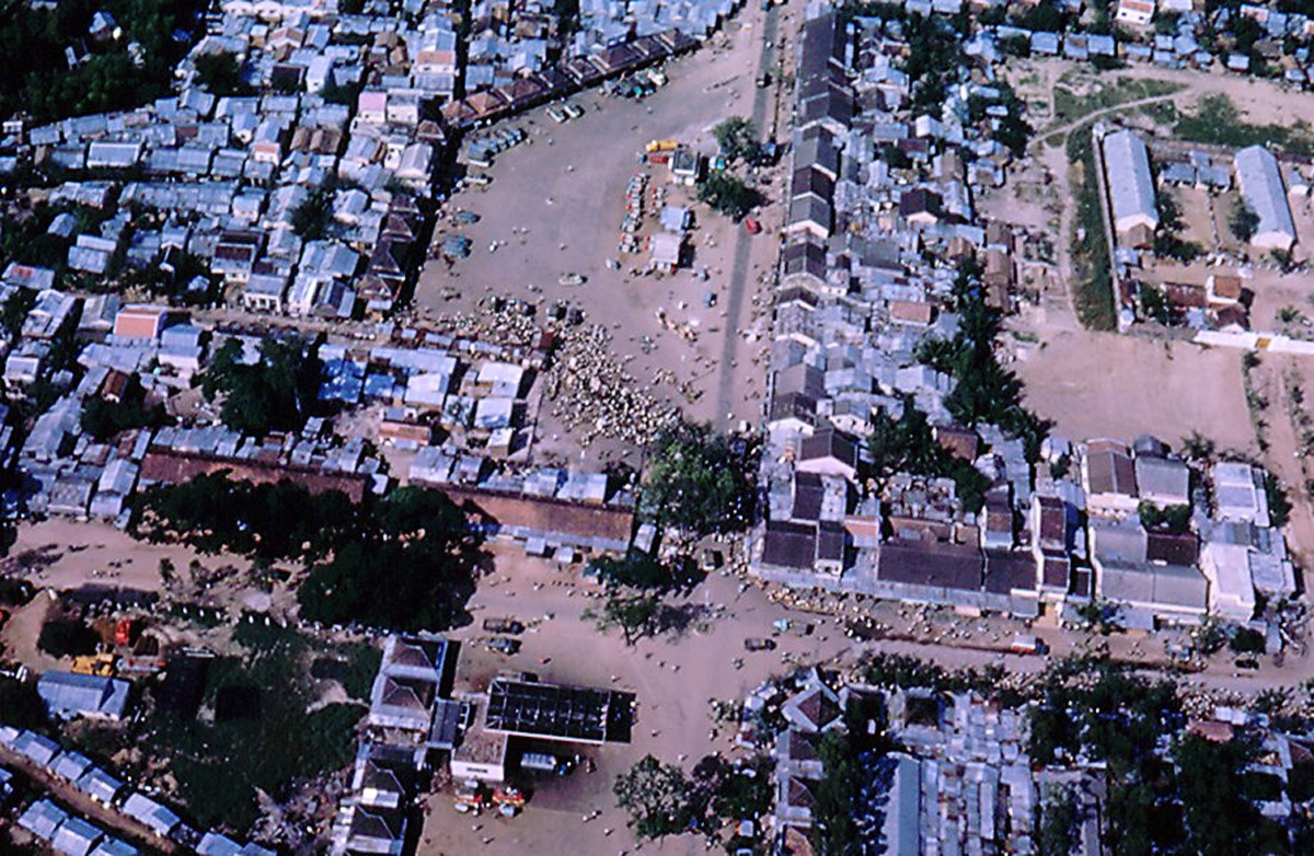 Khu vực chợ thị xã Phan Rang, 1967. Ảnh: Rod O' Dell.