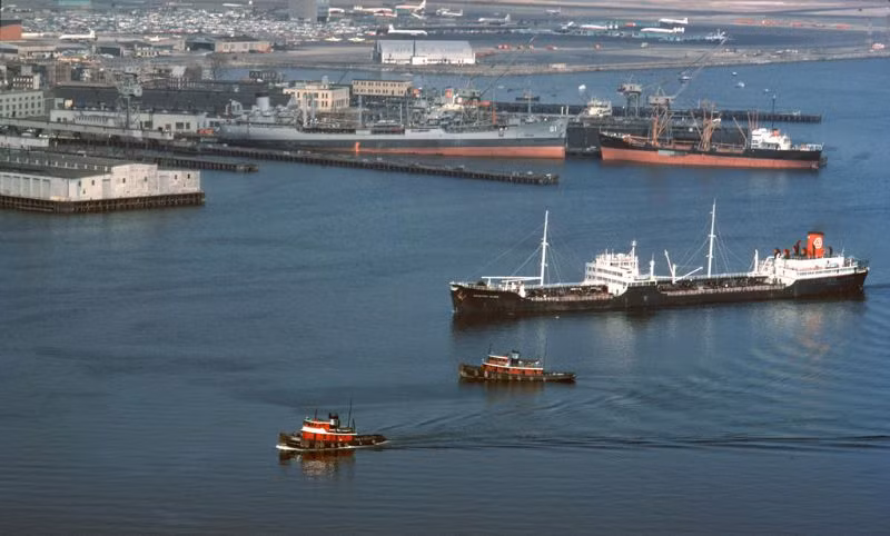 Các tàu chiến USS Severn AO-61 và SS Seasford Island ở cảng Boston, tháng 8/1962. Ảnh: Dick Leonhardt Flickr.
