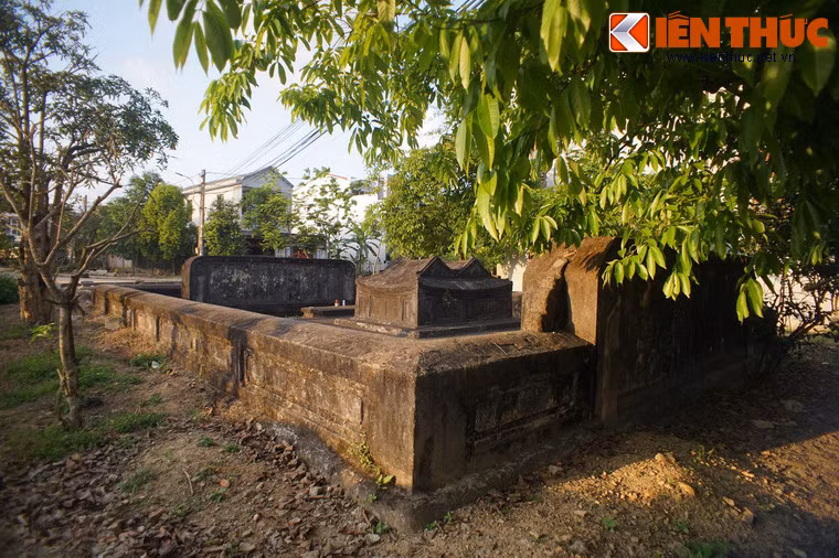 Vào năm 2002, khu lăng mộ đã được trùng tu, nhưng vẫn giữ toàn bộ những cấu trúc nguyên thủy có niên đại vào năm 1816 sau khi cụ Phan Tiến Cẩn qua đời.