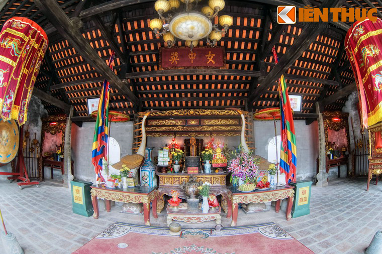 Bên trong tiền đường thờ bách gia trăm họ và các Thánh tổ.